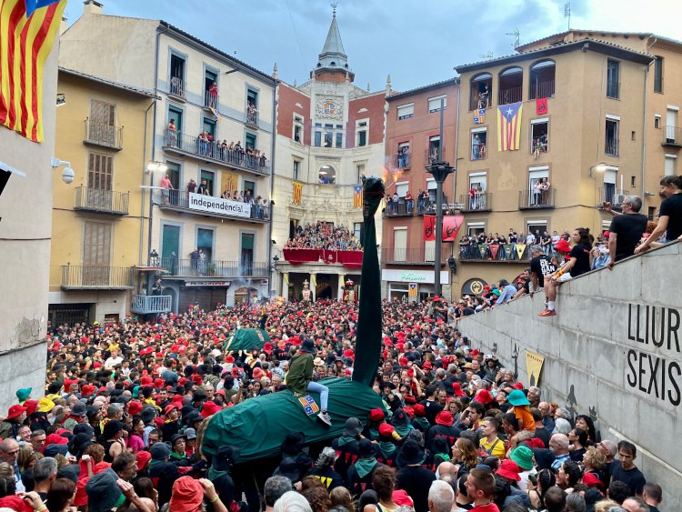 Berga's Plaça Sant Pere during the first day of La Patum celebrations on June 15, 2022 (by Gerard Escaich Folch)